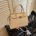 Elegante cremefarbene Handtasche aus Leder mit Lychee-Muster, Metallverschluss und Schultergurt - Weiß