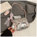 Sac bandoulière argenté avec nœud en cuir rose et ruban en dentelle sur manteau gris - Argent Sans Pendentif
