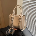 Bolso tipo cubo elegante blanco crema con textura de lichi y colgante de campana dorada - Blanco Roto