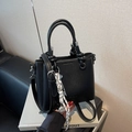 Bolso cubo mini de cuero litchi negro con herrajes plateados y colgante tejido de moda - Negro