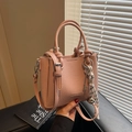 Bolso tipo cubo rosa con textura de lichi, asas dobles y colgante de llave de metal - Rosa