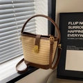 Bolso saco de paja beige con ribetes de cuero marrón y correa de hombro ajustable - Caqui