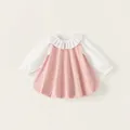 Meisjes tweedelige roze overgooier jurk met wit shirt met ruches en lange mouwen - 110 / Roze / 110