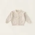 Crèmekleurig gebreid babyvestje met kanten kraag, strikjes en kleurrijke spikkels - Beige CY52002 / 100