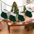 Set di quattro mini calze di Natale in maglia verde con bordo bianco per decorazioni - Mini calza a maglia verde