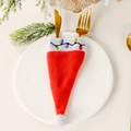 Weihnachts-Besteckhalter als Weihnachtsmütze mit bunter Stickerei und weißem Pompon - Lichterkette Hut Stil