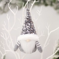 Gnomo di Natale senza volto con paillettes argento e pelliccia sintetica appeso ai rami - Bambola Grigia