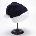 Detalle de gorro de Navidad azul marino de felpa con borde blanco en un soporte - Talla única / Azul Oscuro (Pompon Grande)