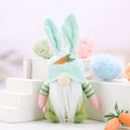 Gnomo di Pasqua verde menta con lunghe orecchie da coniglio e carota su base bianca - Verde