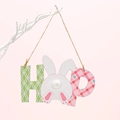 Decorazione pasquale in legno con lettere HOP rosa e verdi e silhouette di un coniglio bianco - Stile HOP