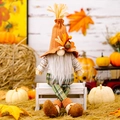 Gnomo decorativo autunnale con cappello arancione e foglie di acero su panca bianca - Maschio (Gnomo con Cappello Magico del Ringraziamento)
