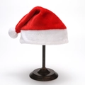 Bonnet de Noël classique en peluche rouge et blanc avec pompon sur un support - Gros Pompon Bonnet en Peluche Rouge