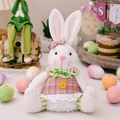 Coniglietto pasquale di peluche bianco con vestito a scacchi rosa e luci LED - Coniglio Pasquale Luminoso Stile Donna