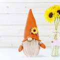 Herfst kabouter pluche met oranje hoed en zonnebloem detail voor herfst woondecoratie - Oogst Zonnebloem Oranje Kabouter Man