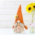 Oogstfeest kabouter knuffel met zonnebloem hoed en gouden vlechtjes decoratie - Oogst Zonnebloem Oranje Kabouter Vrouw