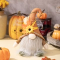 Nain d'automne avec détails de tournesol et de feuilles d'érable sur décor chaud - Gnome Lumineux Homme Saison Récoltes
