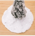 Weißer Plüsch Weihnachtsbaumrock mit silbernen Schneeflocken auf Holzboden - Silber Schneeflocke