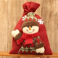 Sacchetto regalo di Natale rosso con pupazzo di neve 3D su sfondo rustico in legno - Pupazzo di neve
