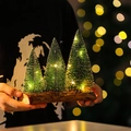 Tres mini árboles de Navidad LED en base de madera rústica con fondo bokeh cálido - Adorno Luminoso de Tres Árboles / 20*18*5.5cm