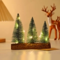 Tre mini alberi di Natale a LED su basi in legno naturale con luci calde soffuse - Collezione di Alberi Illuminati (20x5.5x18cm)