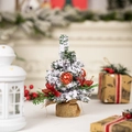 Miniatur-Weihnachtsbaum mit weißem Flockenschnee, roten Kugeln und Jutesack-Basis - Rot