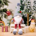 Gnomo di Natale con cappello grigio lavorato a maglia, barba bianca e corpo a scacchi - Grigio