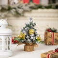 Miniatur-Weihnachtsbaum mit Schneeflocken, Goldschmuck und rustikalem Jutesack-Boden - Gold