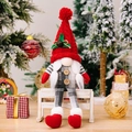 Gnomo di Natale nordico con cappello rosso in maglia e veste a quadri grigi su sgabello - Rosso