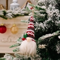 Gnome de Noël tricoté festif avec lumière LED suspendu à un sapin de Noël enneigé - Style Géométrique Rouge Blanc (Style B)