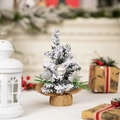 Mini-Weihnachtsbaum für den Tisch mit weißer Schneebeflockung und silbernen Ornamenten - Silber