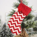 Gestrickte rot-weiße Weihnachtssocke mit Wellenmuster und Bommeln am Weihnachtsbaum - Strickstrumpf Rot-Weiße Streifen