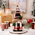 Gnome de Noël avec bonnet tricoté, tresses blanches et bâtons de ski sur bois - Style à Tresses / Gnome Rudolph à bonnet tricoté avec aiguilles de pin (Femme)