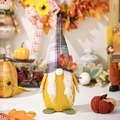 Gnomo autunnale in peluche giallo con cappello a scacchi e foglia di acero decoro - Gnomo Autunnale Stile C