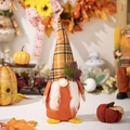 Gnomo di peluche autunnale con cappello a quadri arancione e foglia d'acero decorativa - Gnomo Autunnale Stile D