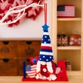 Gnomo patriottico del 4 luglio con cappello a righe e stelle appeso a un ramo bianco - Gnomo Lavorato a Maglia Giorno Indipendenza Stile D