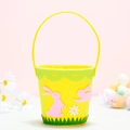 Gelber Osterkorb aus Filz mit rosa Hasen und Gänseblümchen auf rosa Hintergrund - Gelb - Hase