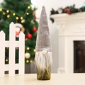 Weihnachts-Zwerg Weinflaschenhülle mit grauem Filzhut und weißem Kunstpelzbart - Grau