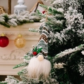 Nain de Noël tricoté vert avec barbe blanche suspendu à une branche de sapin festive - Style Jacquard Vert (Style A)