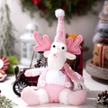 Renna di peluche rosa con paillettes, cappello lavorato a maglia e sciarpa festiva - Alce