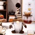 Koffiekabouter van pluche met gestreepte gebreide muts en koffiebonen voor decor - Koffiebonen Kabouter Man