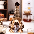 Kerst koffie kabouter met bruine geruite hoed en wit schort in een gezellige koffieomgeving - Koffiebonen Kabouter Vrouw