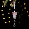Rosafarbene und klare Kristallzapfen-Deko am Zweig eines Weihnachtsbaums - Rosa