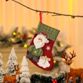 Weihnachtssocke aus Leinen mit Weihnachtsmann, Karomuster und Merry Christmas Holzschild - Weihnachtsmann