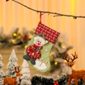 Weihnachtssocke aus Leinen mit Schneemann und Merry Christmas Holzschild am Baum - Schneemann