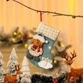 Blauer Leinen-Weihnachtsstrumpf mit süßem Plüschbär und Merry Christmas Holzschild - Bär-Stil