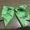 Nœud de Noël vert avec motifs de cannes de bonbon et attache dorée métallique - Imprimé Sucre d'Orge