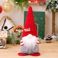 Gnomo di Natale con cappello rosso a maglia e barba bianca in un ambiente festivo - Gnomo Maschio Con Cappello Rosso di Natale