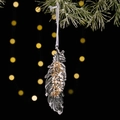 Adorno de Navidad con forma de pluma con lentejuelas doradas y elegante cinta blanca - Diseño de Hoja