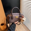 Sac Boston en cuir marron foncé avec texture litchi et breloque ours en peluche - Avec Pendentif / Marron