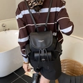 Mochila retro de cuero granulado negro para mujer con solapa y cierre de cordón ajustable - Negro